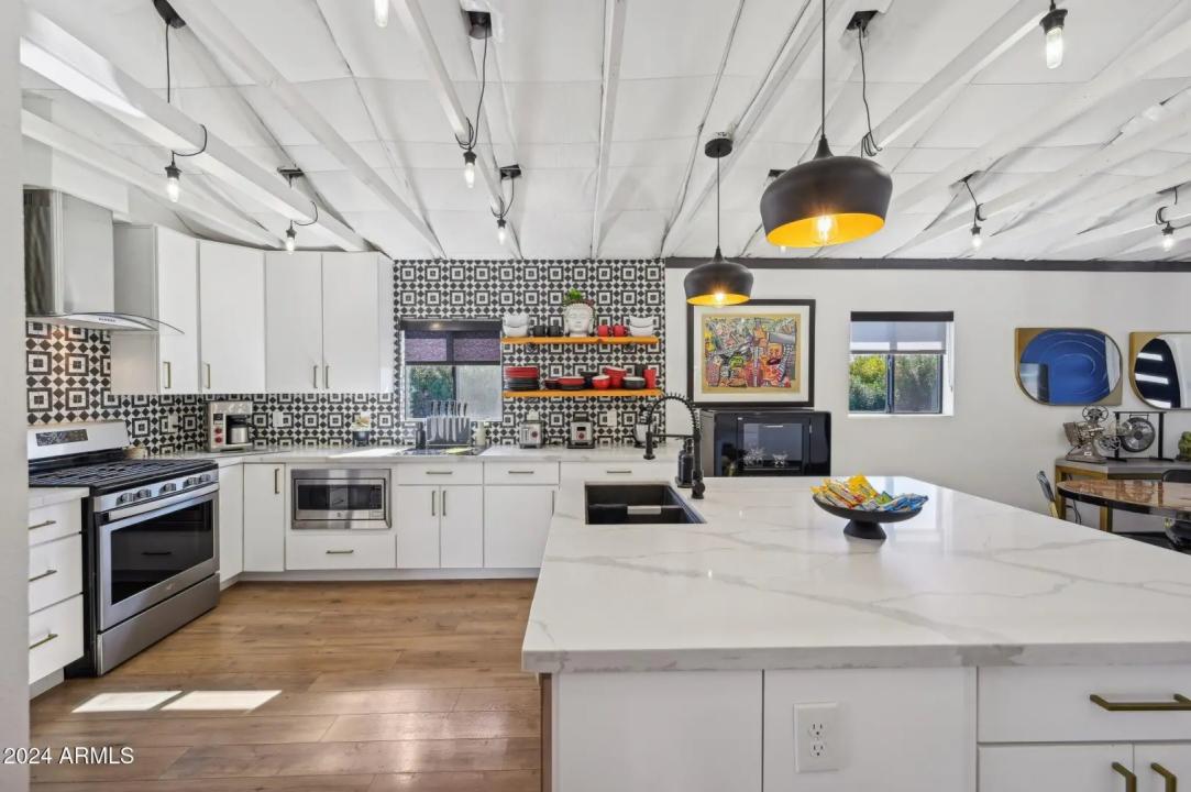 Real Estate Picture 17