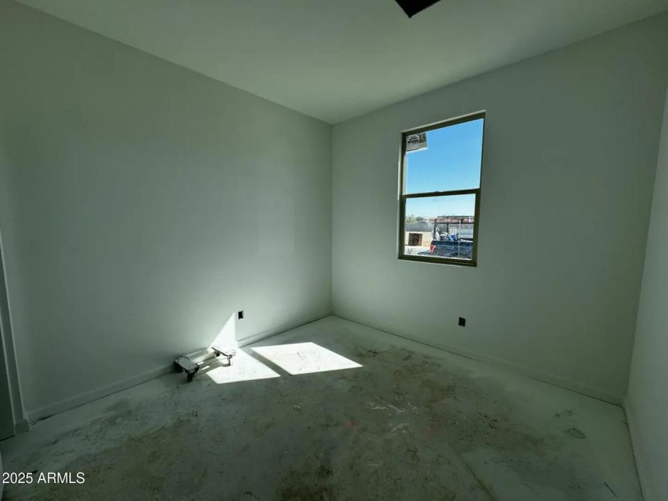 Real Estate Picture 4