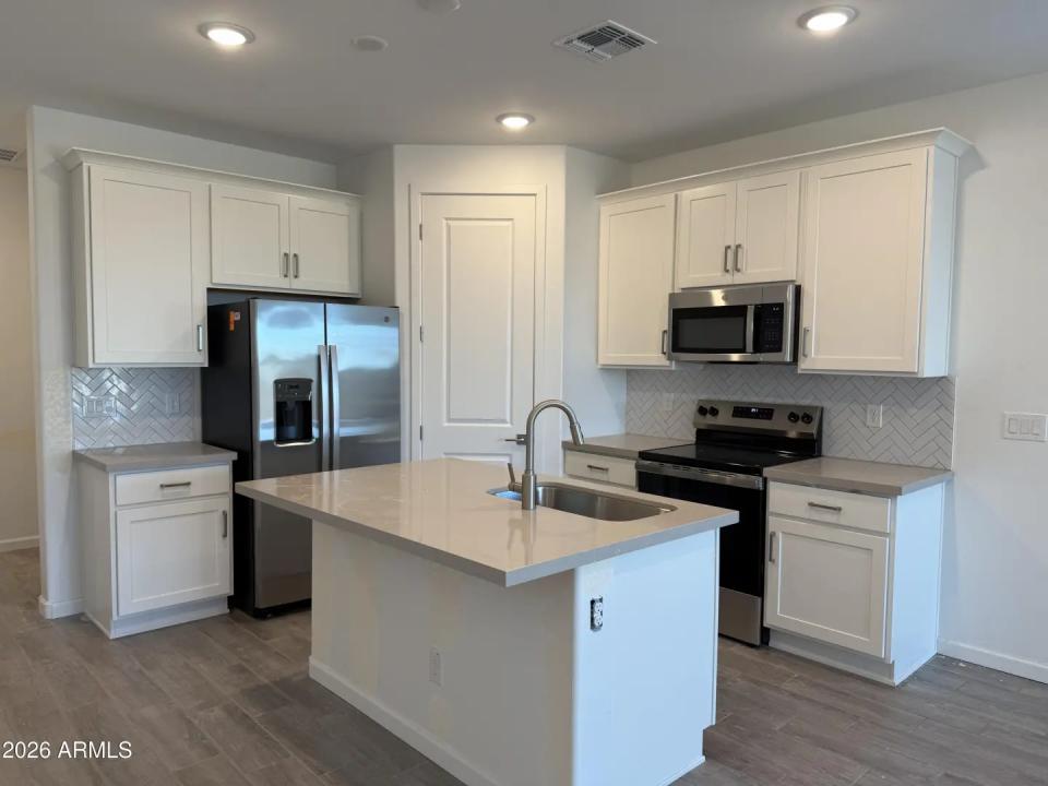 Real Estate Picture 4