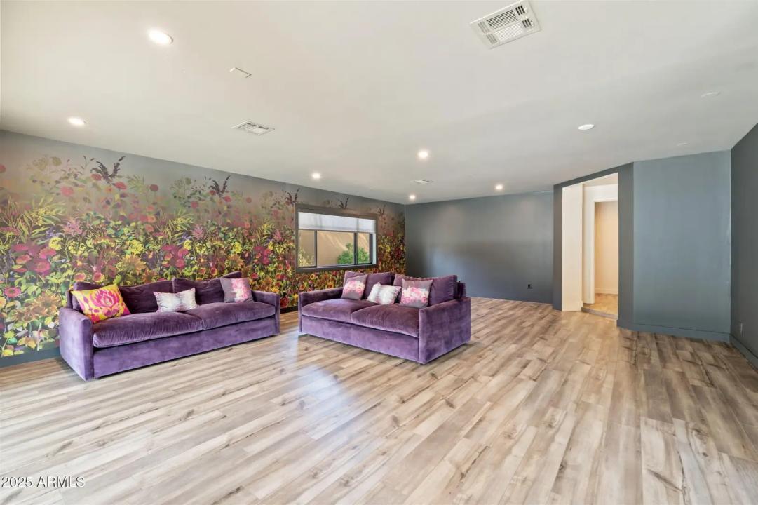 Real Estate Picture 3