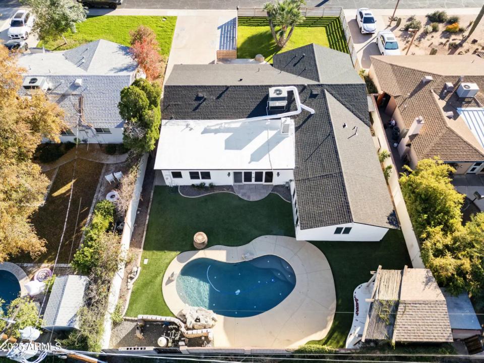 Real Estate Picture 4