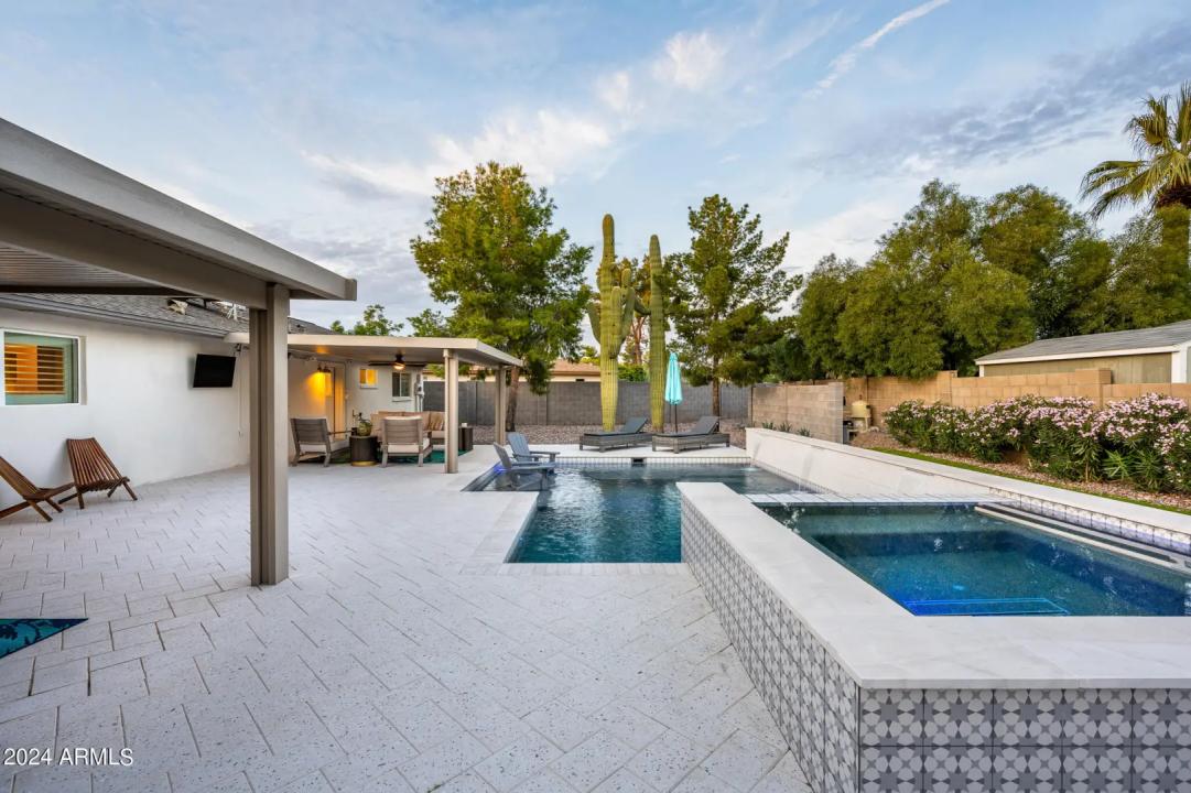 Real Estate Picture 3