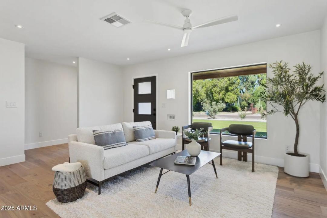 Real Estate Picture 4