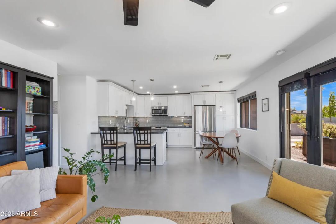 Real Estate Picture 4