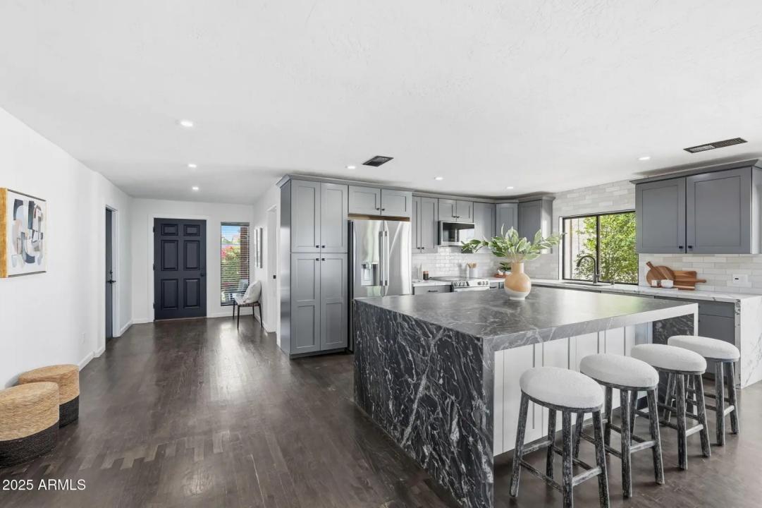 Real Estate Picture 4