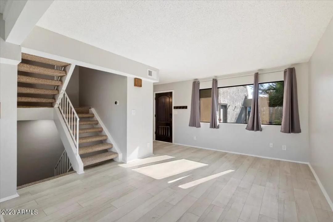 Real Estate Picture 4