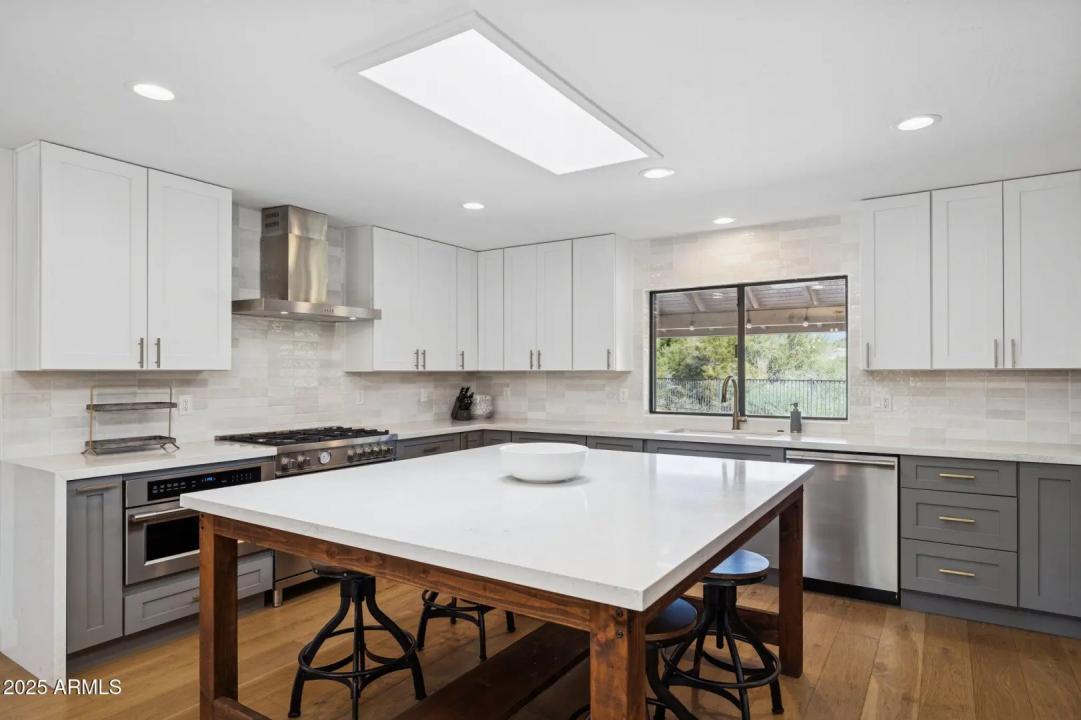 Real Estate Picture 12