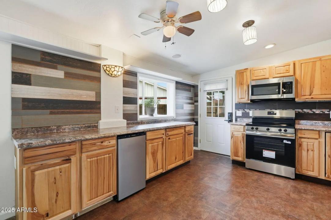 Real Estate Picture 30