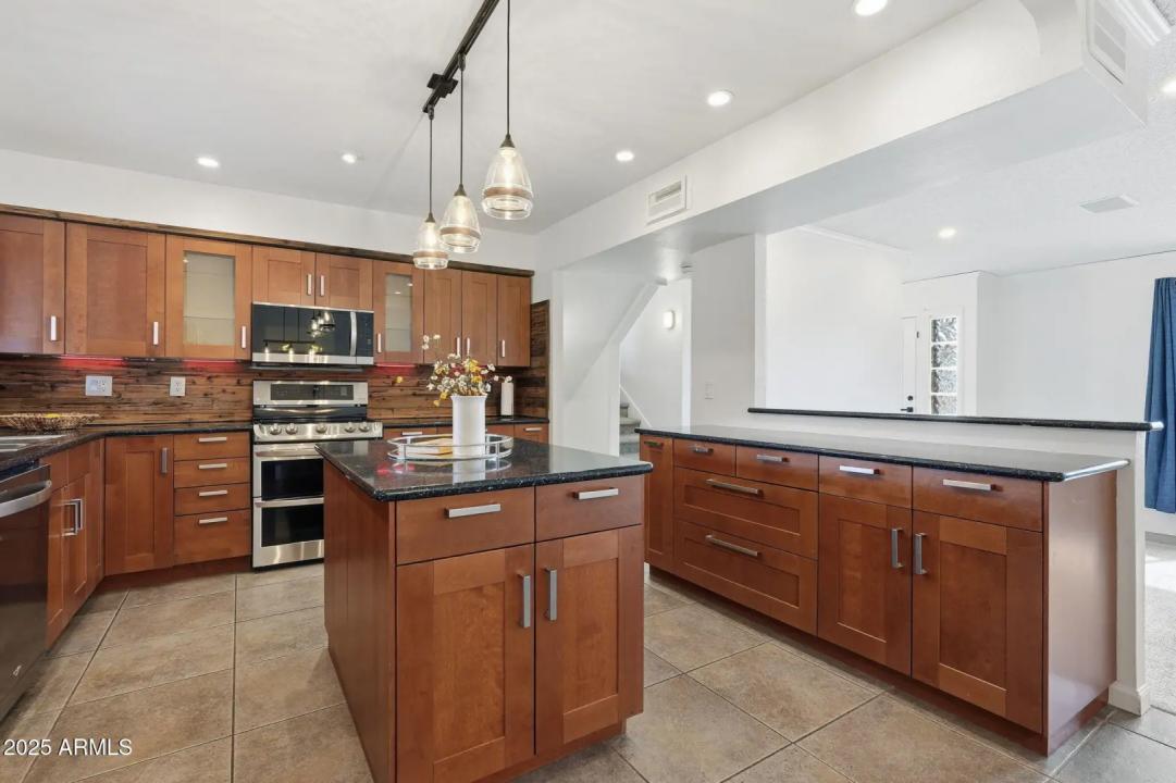 Real Estate Picture 9