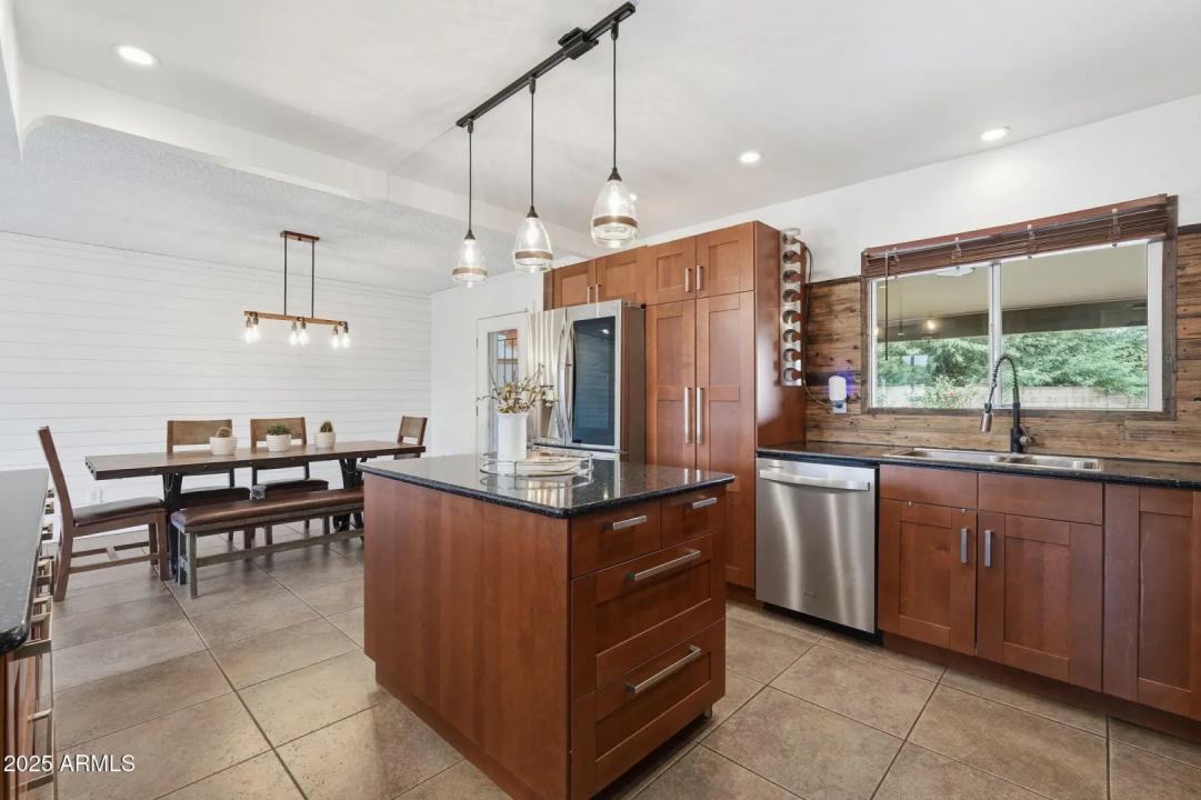 Real Estate Picture 11