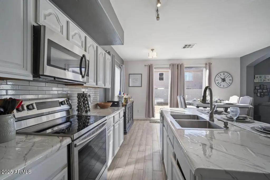 Real Estate Picture 8