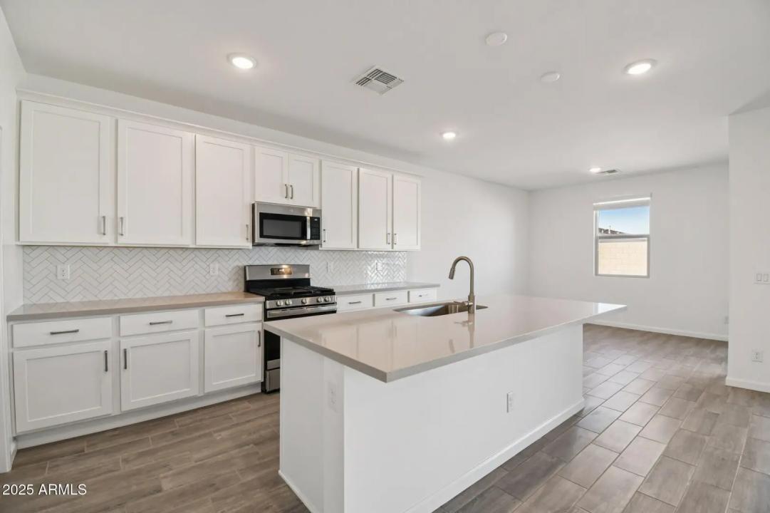 Real Estate Picture 12