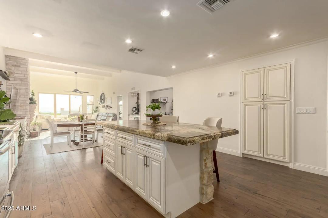 Real Estate Picture 7