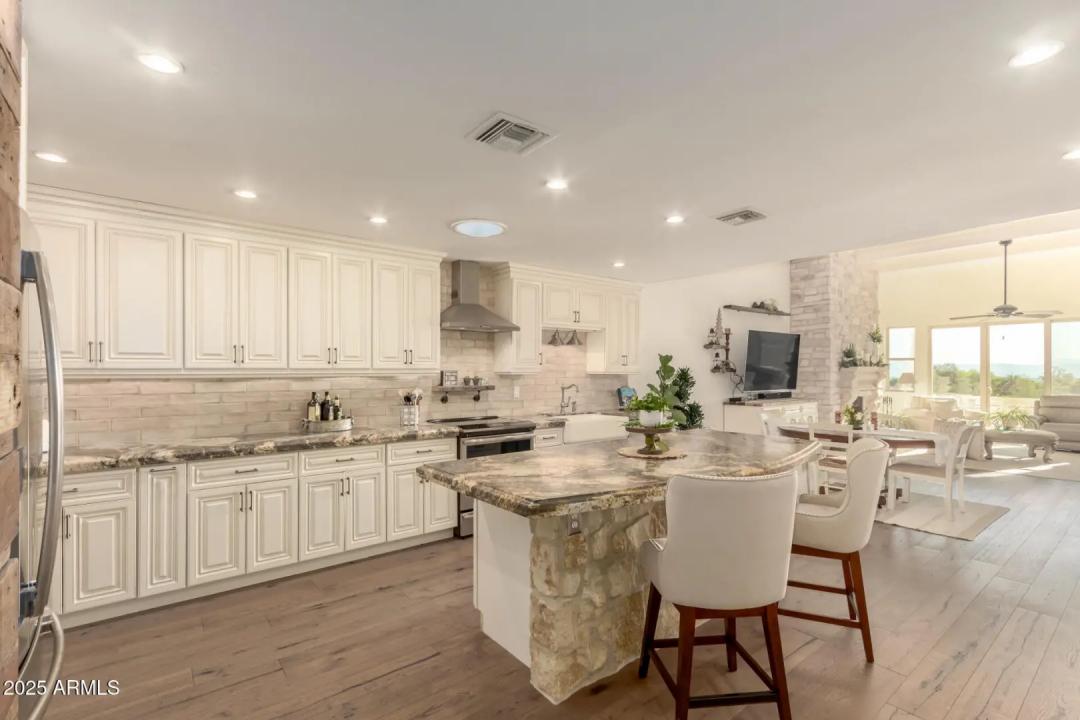 Real Estate Picture 8