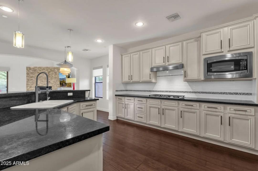 Real Estate Picture 8