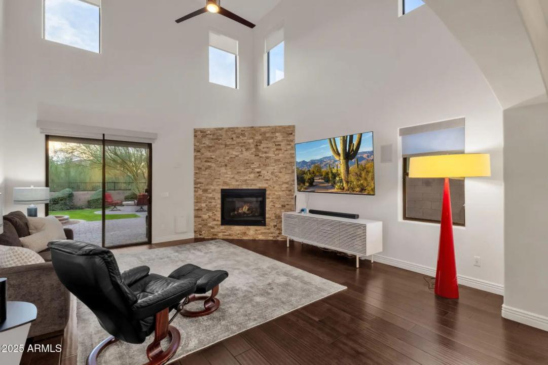 Real Estate Picture 14