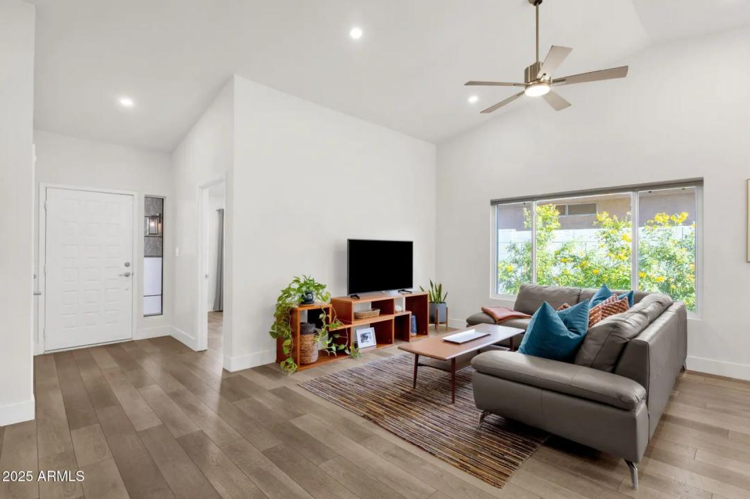 Real Estate Picture 8