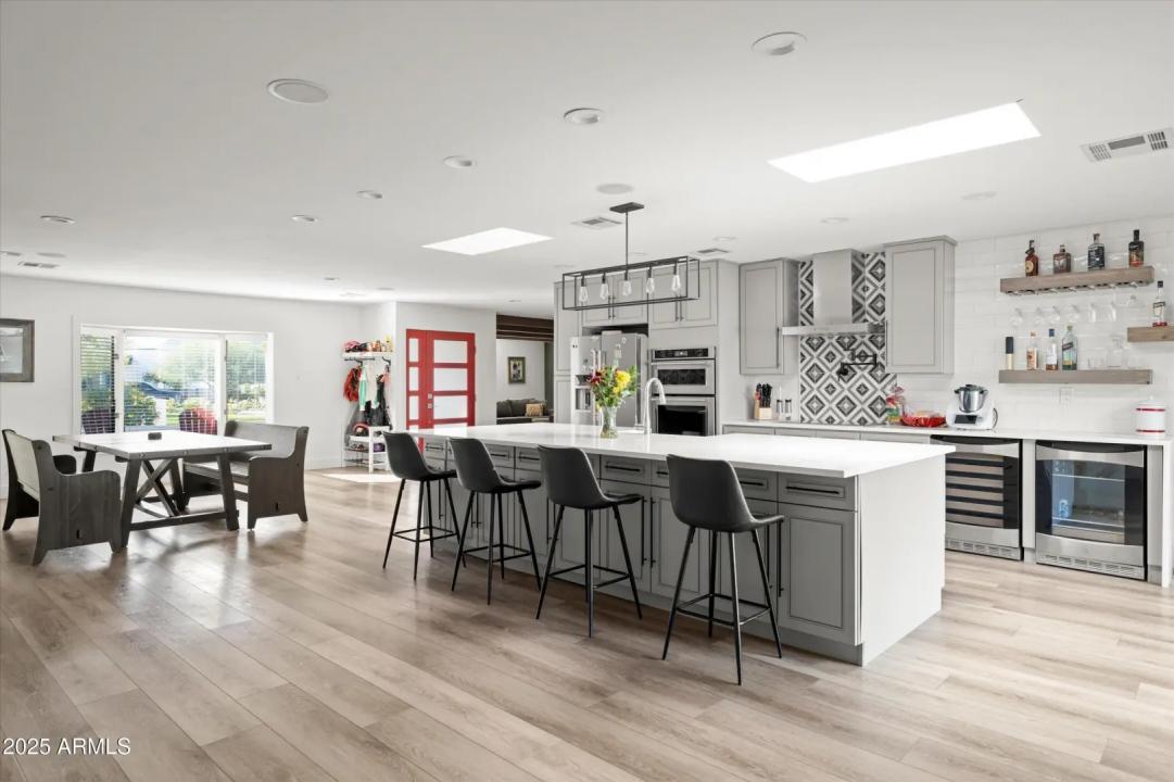 Real Estate Picture 4