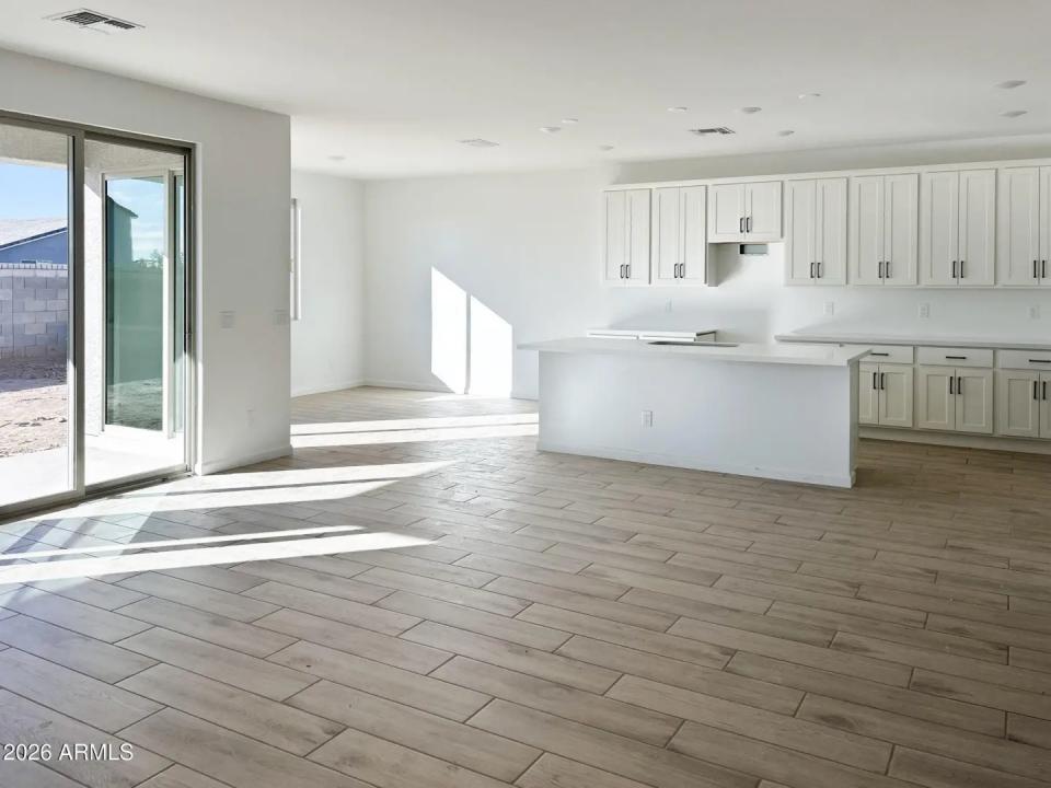 Real Estate Picture 8