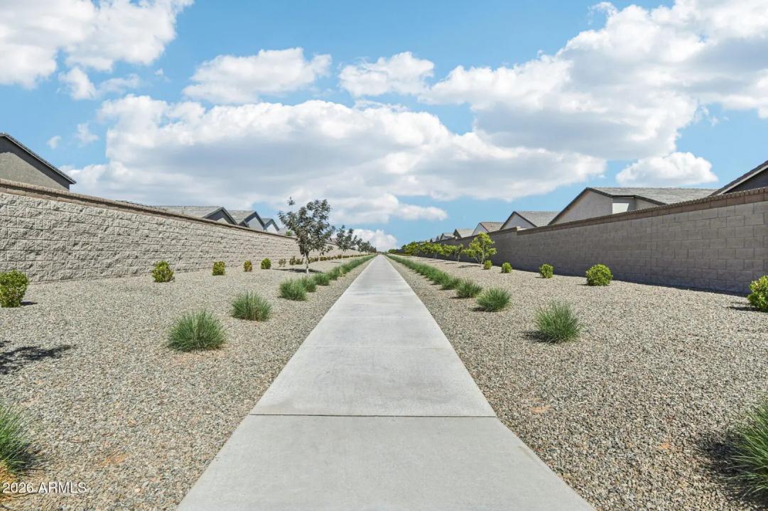 Real Estate Picture 4