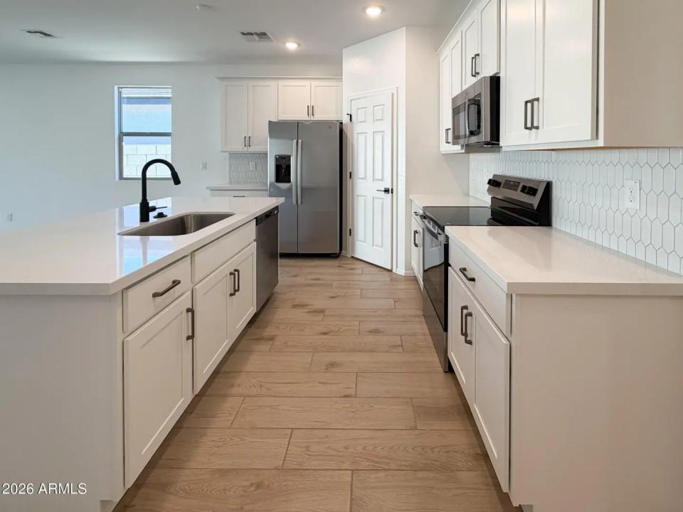 Real Estate Picture 3