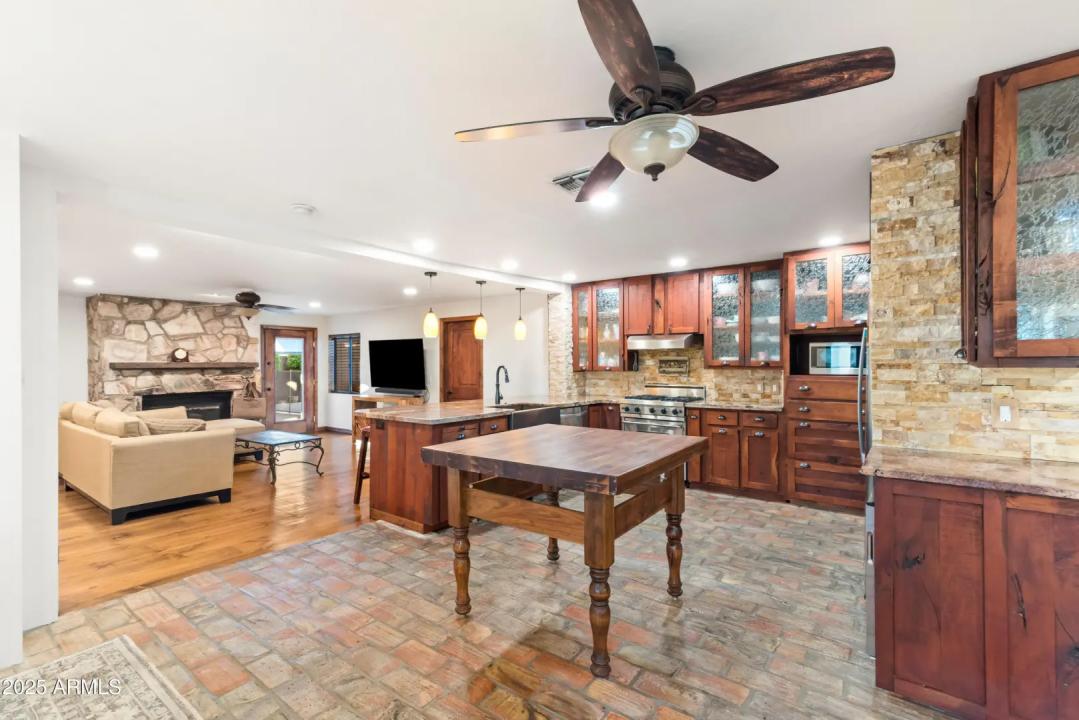 Real Estate Picture 9