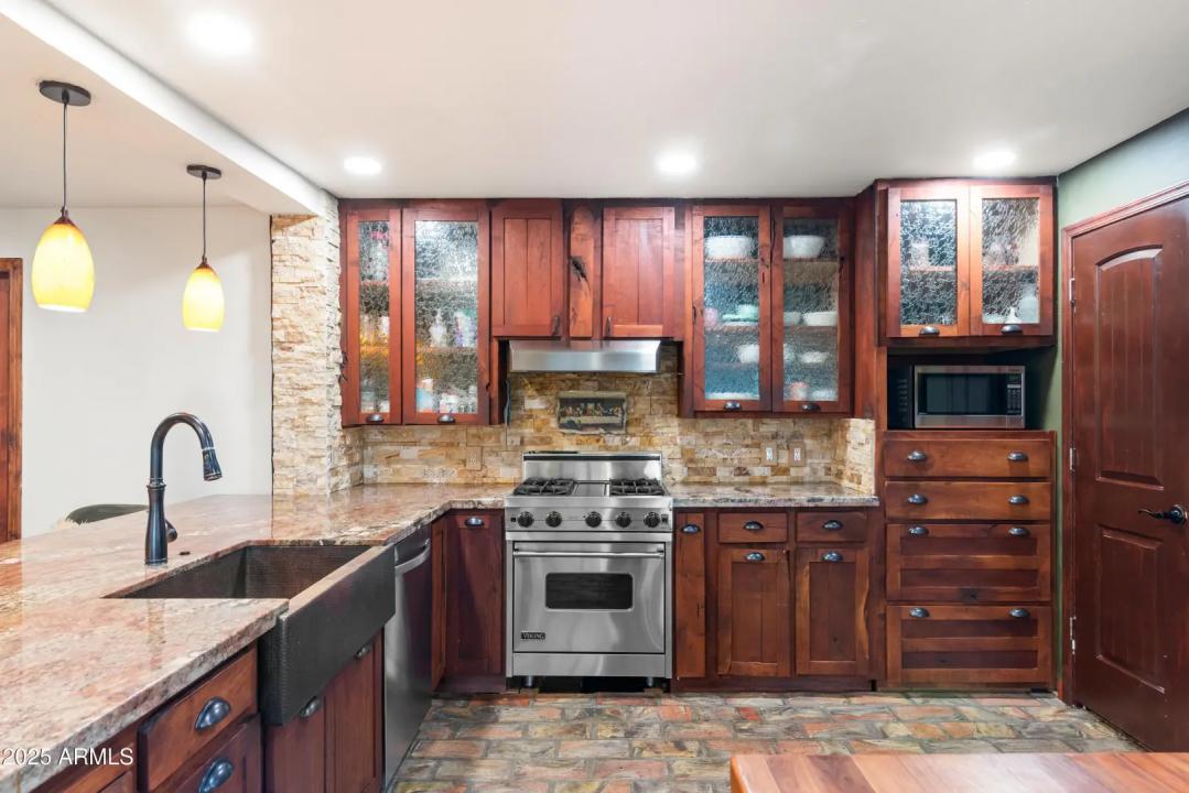 Real Estate Picture 10