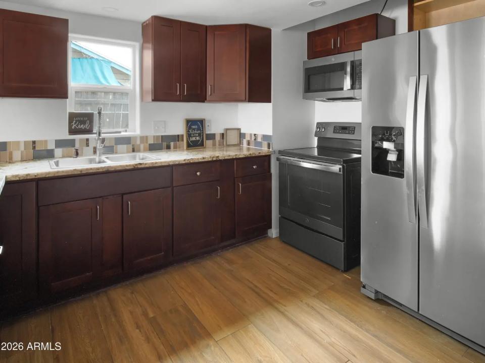 Real Estate Picture 3