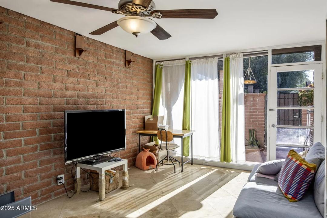 Real Estate Picture 4