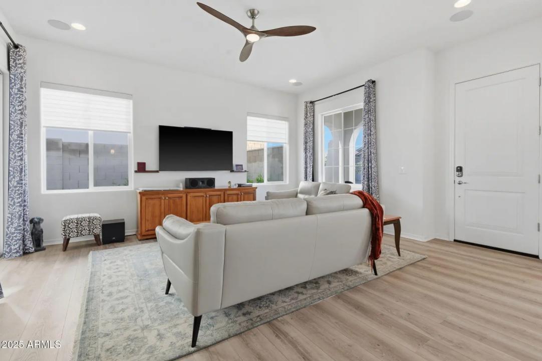 Real Estate Picture 7