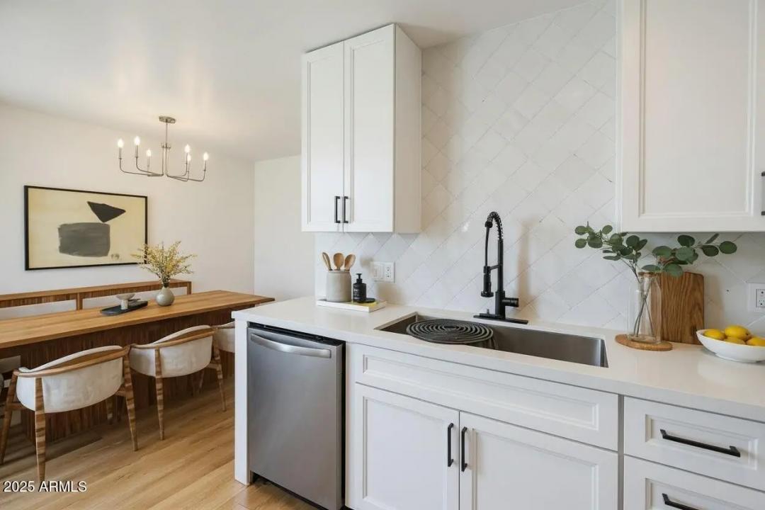 4201 E CAMELBACK Road 74 Phoenix AZ 85018