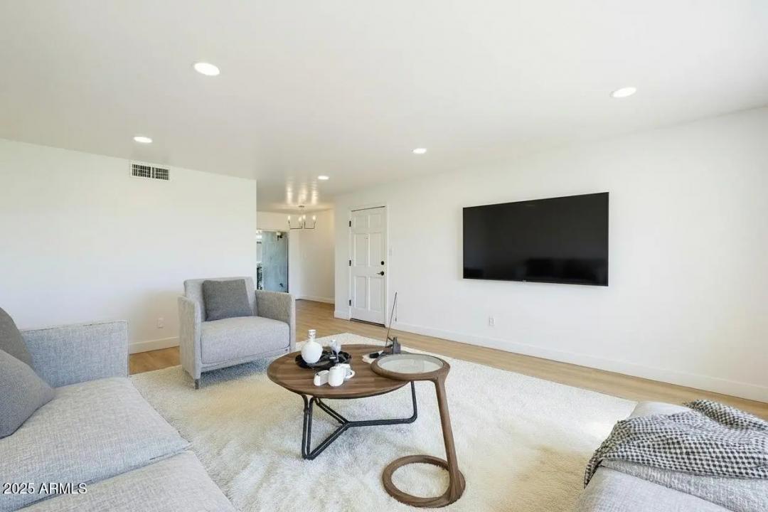 Real Estate Picture 8