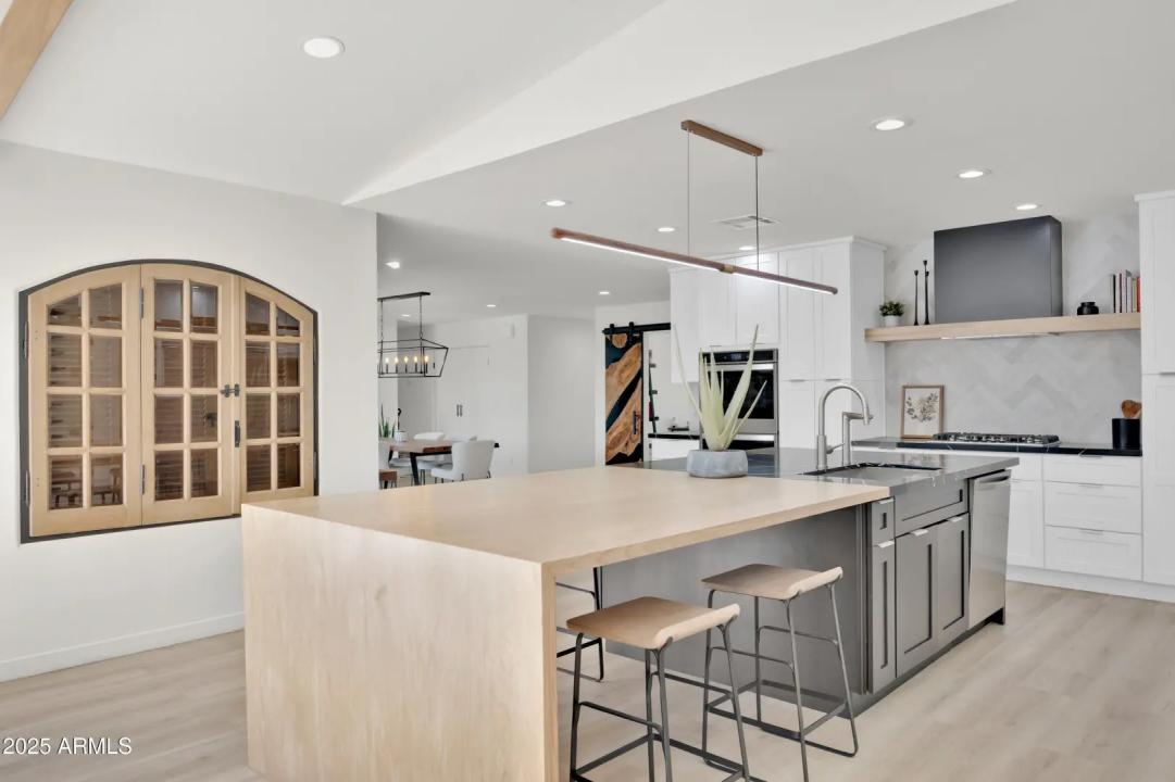 Real Estate Picture 12