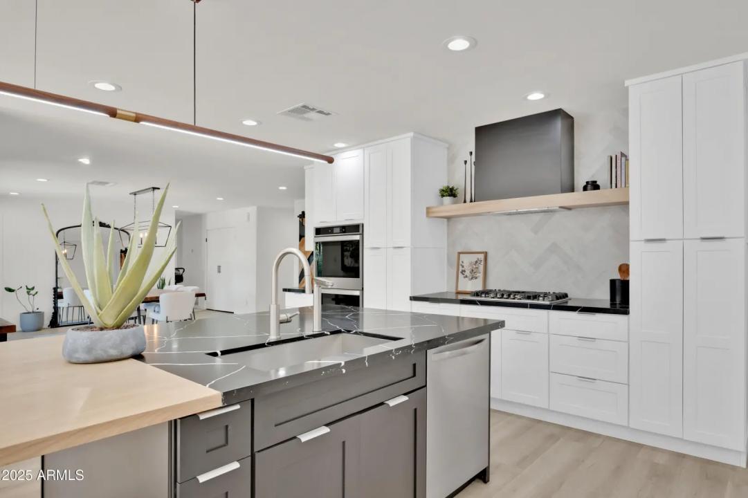 Real Estate Picture 17