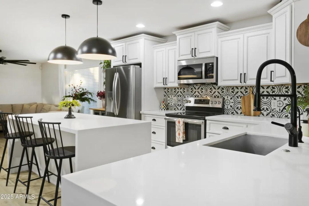 Real Estate Picture 24