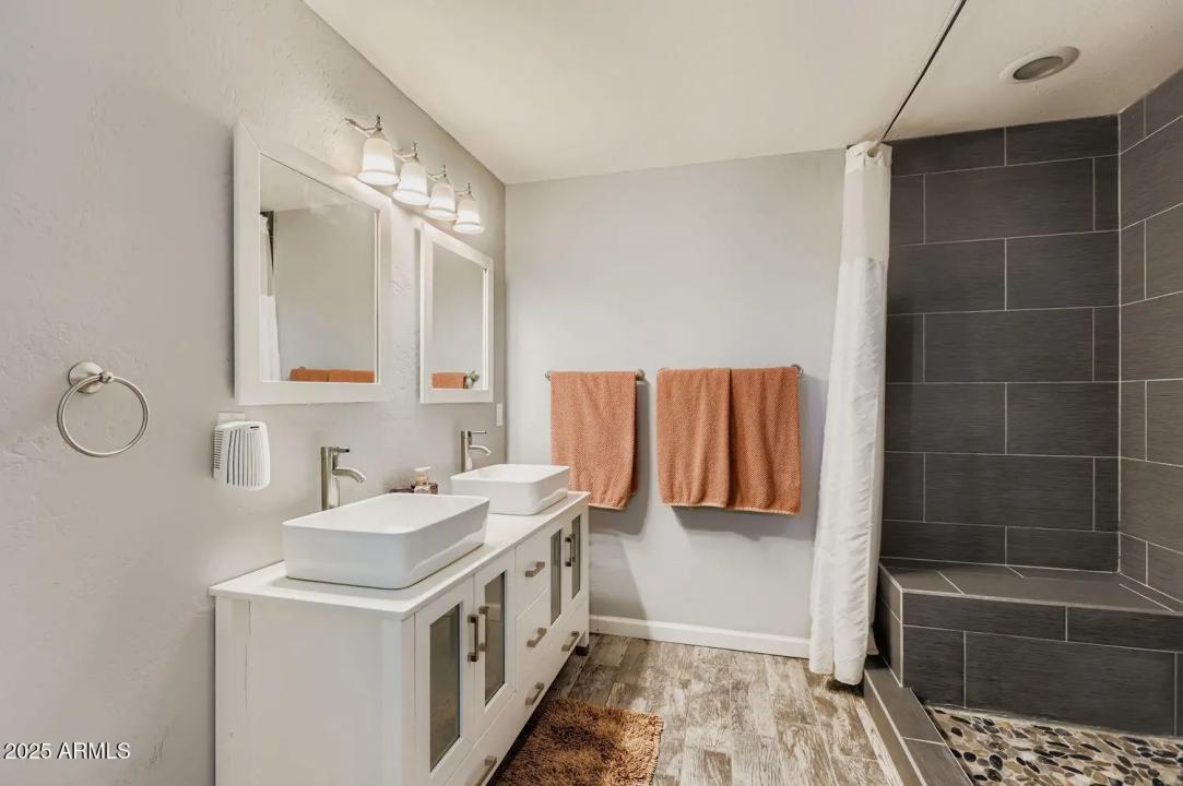 Real Estate Picture 11