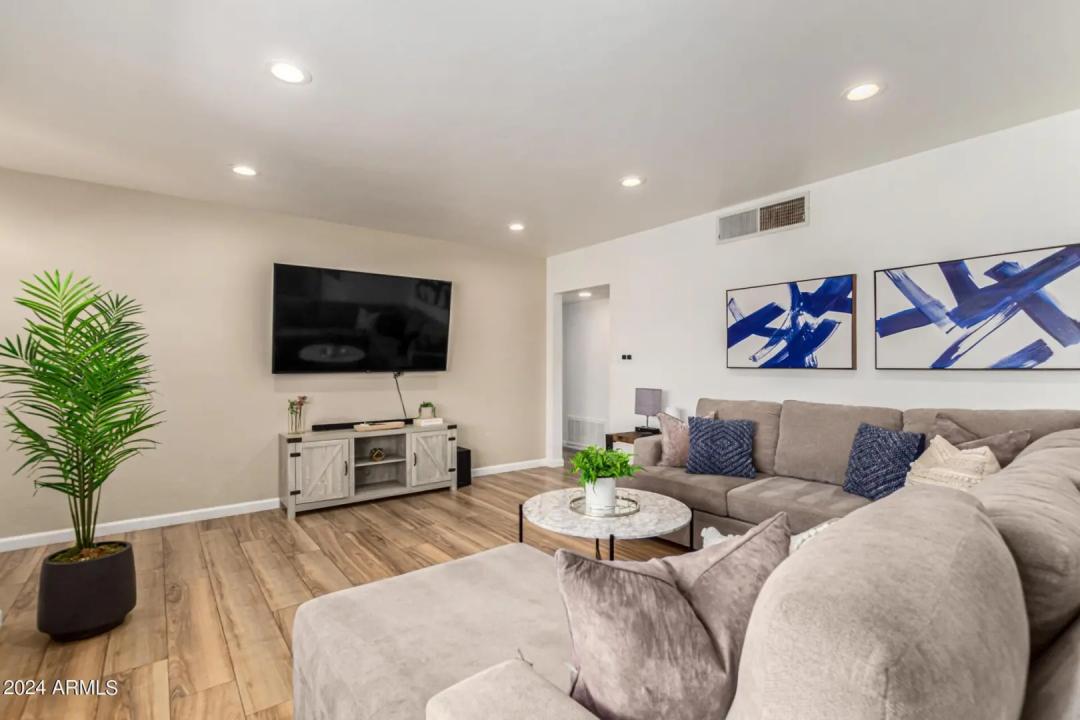 Real Estate Picture 4