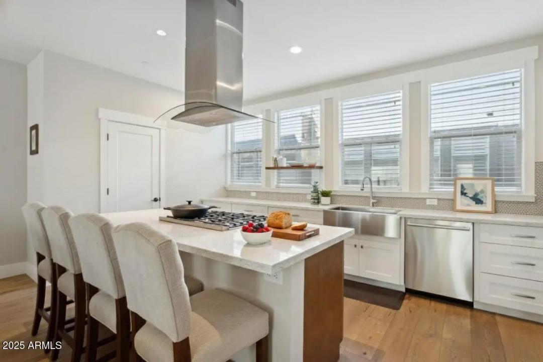 Real Estate Picture 11