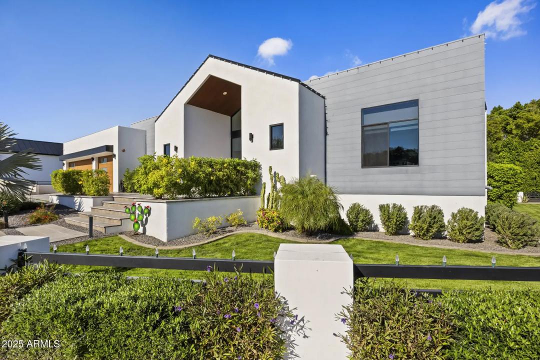 Real Estate Picture 3