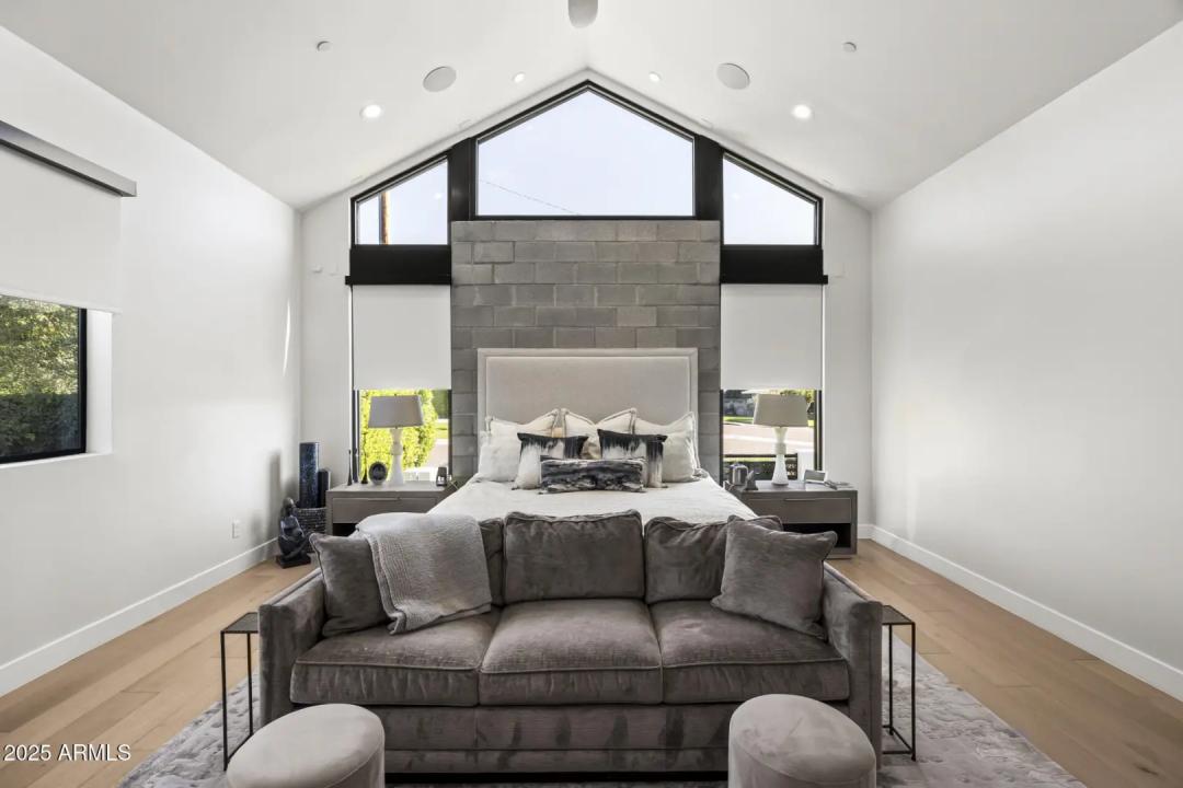 Real Estate Picture 14