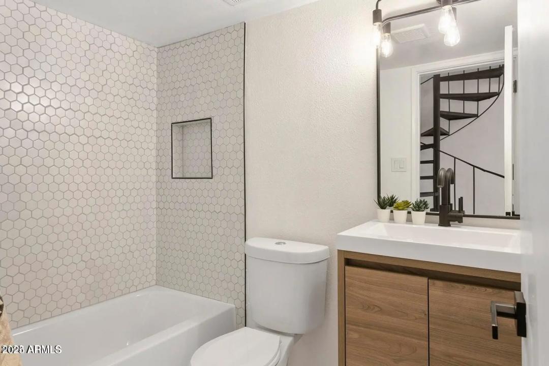 Real Estate Picture 5