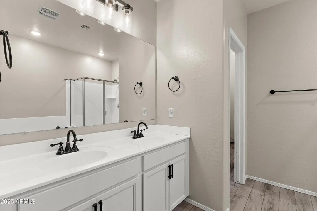 Real Estate Picture 18