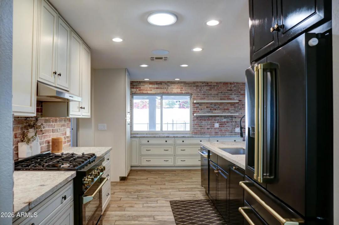 Real Estate Picture 14