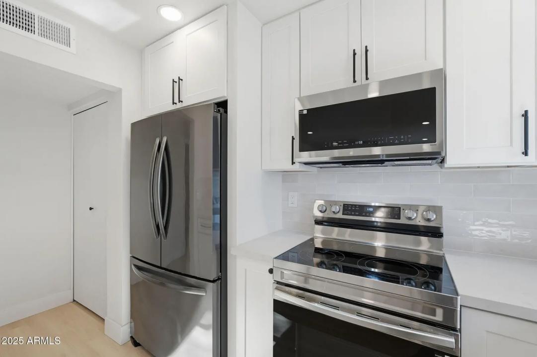 Real Estate Picture 12