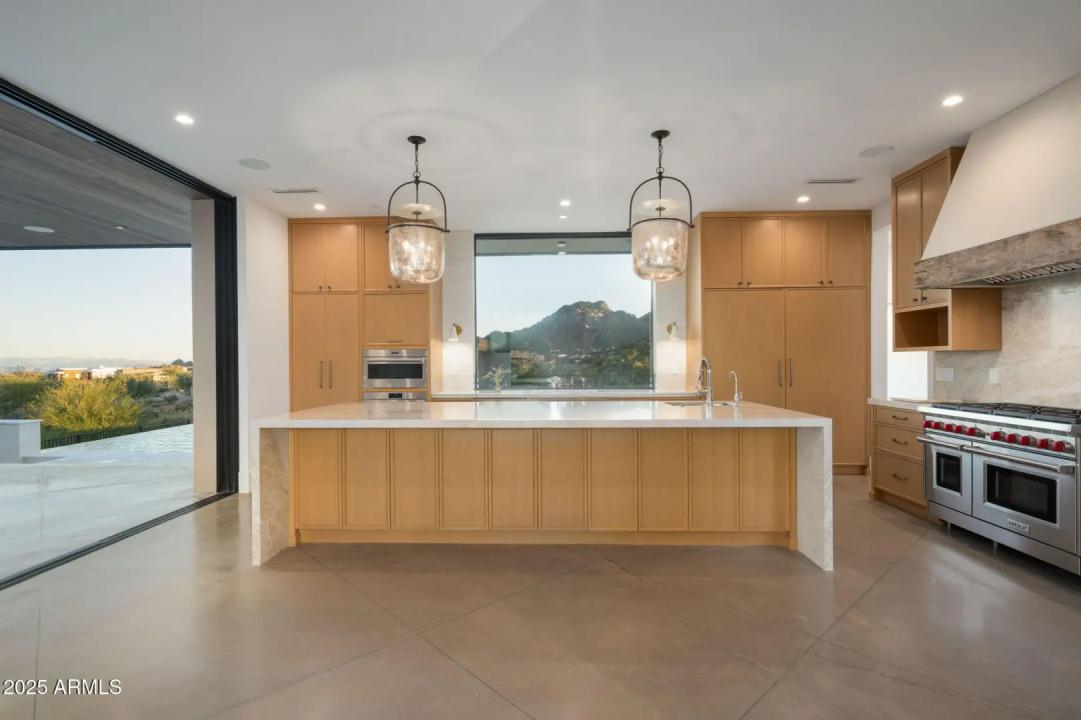 Real Estate Picture 4