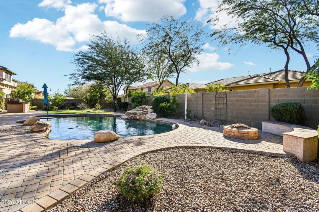 Real Estate Picture 4