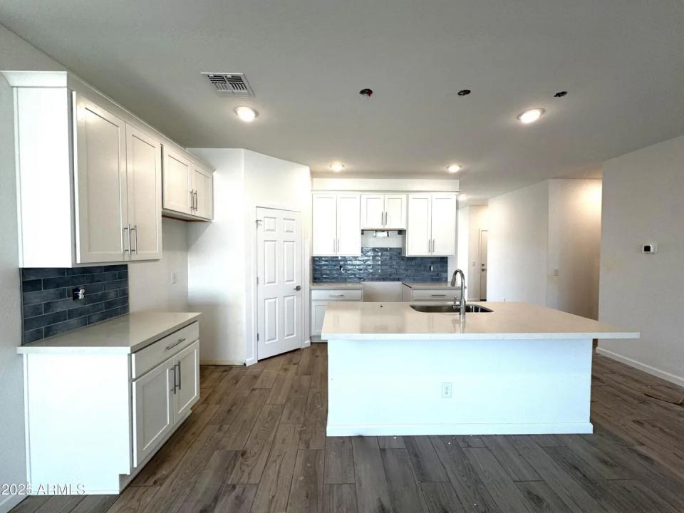 Real Estate Picture 14