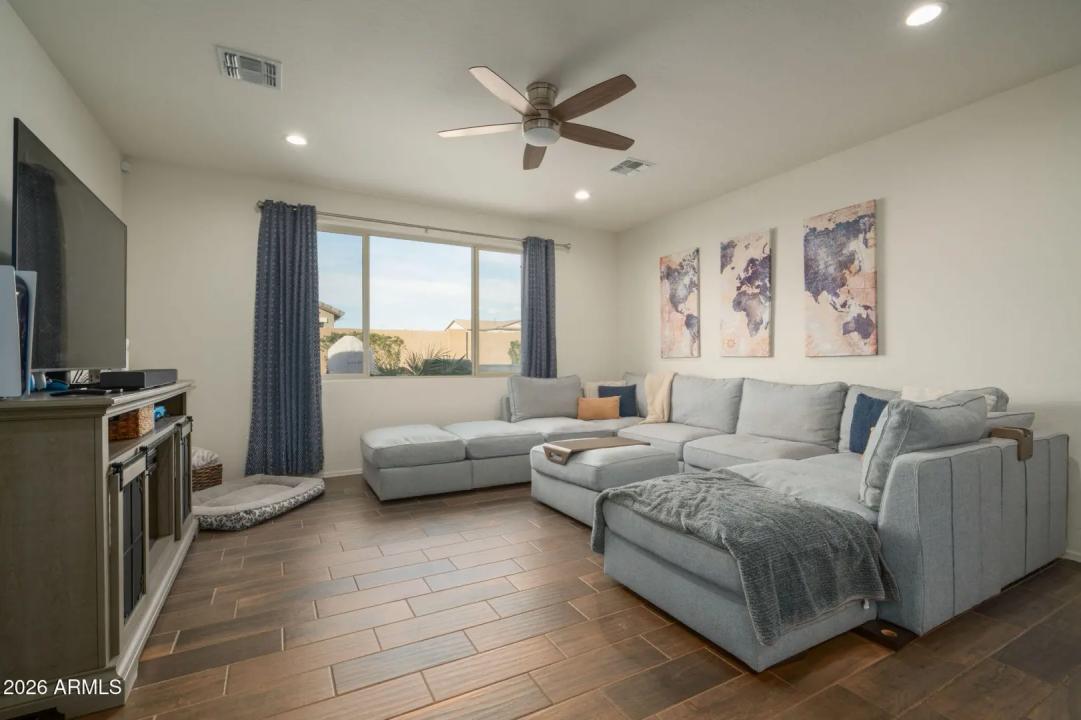 Real Estate Picture 5