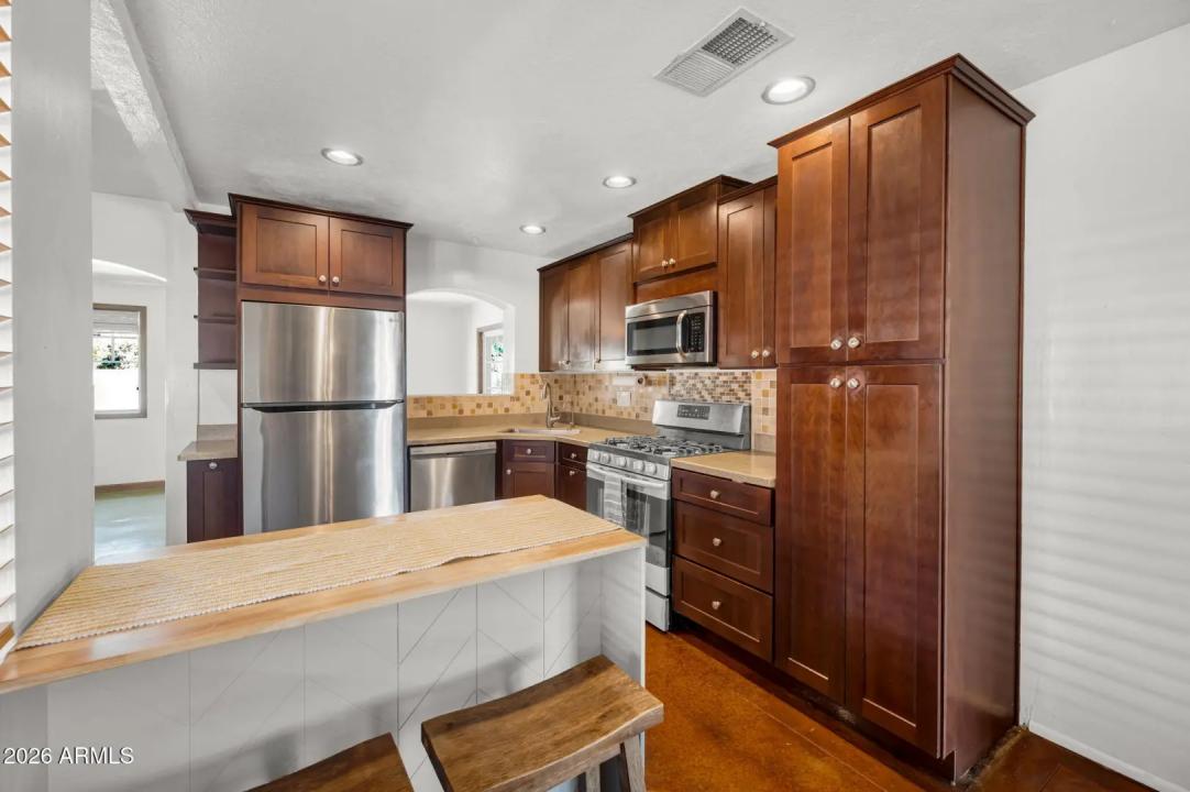 Real Estate Picture 11