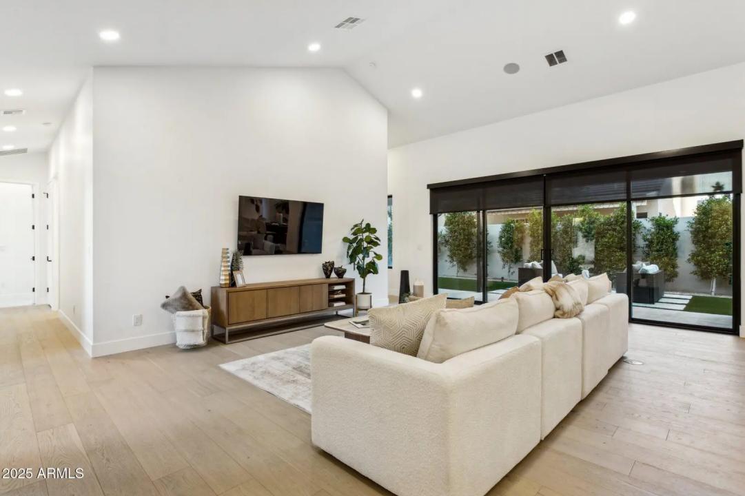 Real Estate Picture 6